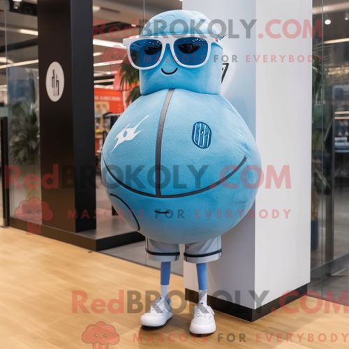 Personnage De Costume De Mascotte Redbrokoly De Ballon De Basket-Ball Cyan Habillé Avec Un Short En Jean Et Des Lunettes De Soleil