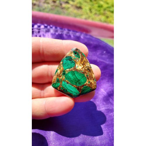 Pendentif Pointe De Flèche En Jaspe De Sédiments Marins - Doré Et Vert, Avec De Magnifiques Reflets. 4.5 Cm. Lot 2992