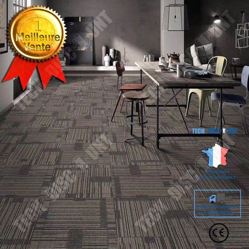 8 Morceaux De Tapis Carrés De Couleur Foncée Sont Épissés Dans La Salle De Classe Du Bureau De L'école