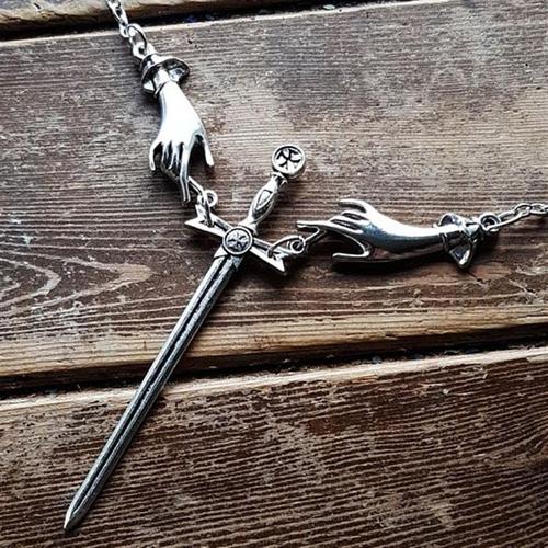 Plaqué Argent-70 Cm -Épée Main Collier Argent Couleur Pendentif Gothique Bijoux Sombre Dague Hommes Femmes Cadeau Déclaration Satani