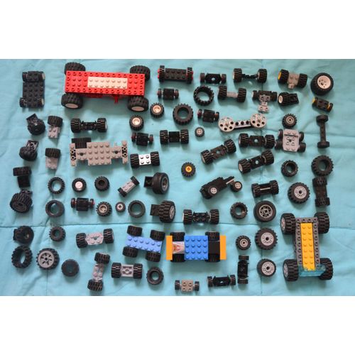 Lot LEGO 73 pièces accessoires transports - Construction voitures camion roues châssis pneu - Ancienne collection briques de construction