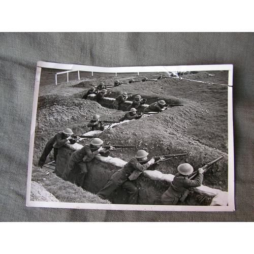 Ww2 Angleterre Photo De Soldats Anglais A L'entrainement Dans Une Tranchée