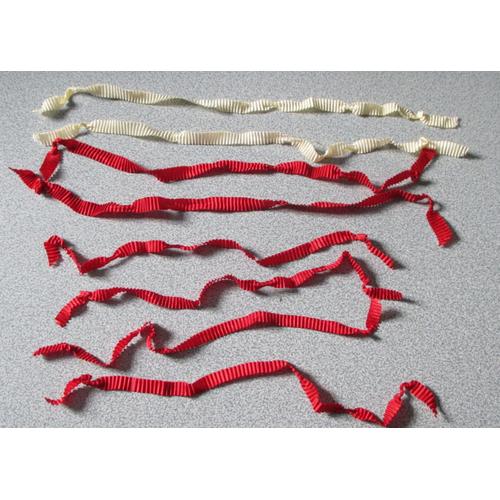 Lot De 8 Morceaux De Ruban Plissé Longueur Entre 30 Et 40cm Étiré Largeur 1cm - 6 De Couleur Rouge Et 2 De Couleur Beige Initialement Noués Pour Former Des Rosettes