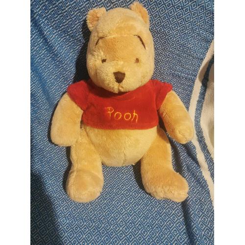 Doudou Peluche Winnie L'ourson Pooh Billes Disney Store Ecusson Jaune