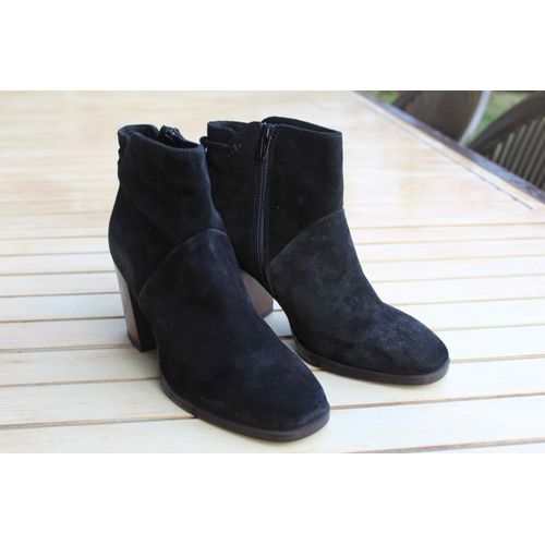 Bottines Andrè Neuves En Peau Noire Avec Petits Pompons À L'arrière. - 37
