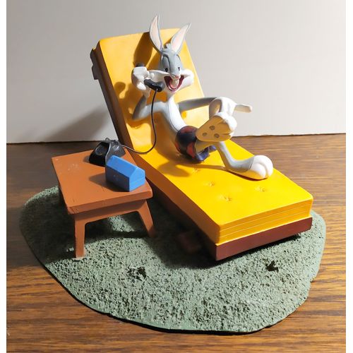 Figurine Bugs Bunny Allongé Sur Transat