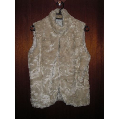 Gilet Sans Manche Femme Imitation Fourrure De Marque Phildar, Taille 38, Coloris Beige, Fermeture Crochets. Tissus Extérieur 75% Acrylique, 25% Polyester, Doublure 100% Polyester.