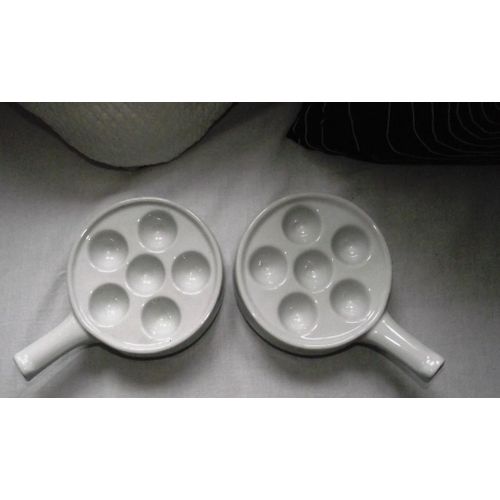 Plats Cassolettes Ou Poêlons À Escargots  En Porcelaine 6 Trous .Etat Neuf Quantité 2 Plats  