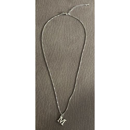 Pendentif Lettre "M" 1 X 1,3 Cm Avec Sa Chaîne De 40 Cm Ajustable