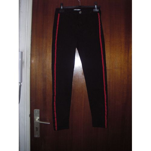 Jean Femme Bershka Bsk ( Skinny Médium Rise ), Taille 36, Coloris Noir, Fantaisie: Bandes Rouges Et Noires Sur Les Cotés À L'avant, 86% Coton, 12% Polyester, 2% Élasthanne, Entre- Jambes 66 Cm....