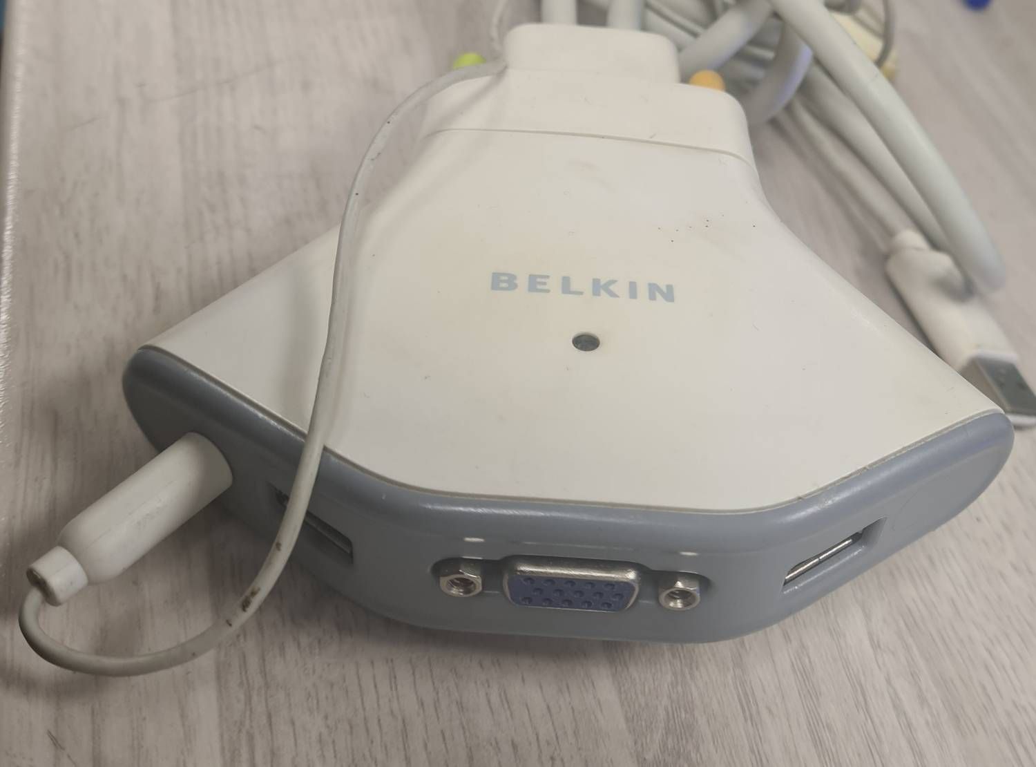 Belkin F1DF102U - Switch KVM Flip 2 Ports (VGA, USB, Télécommande, Câbles Inclus) ,blanc