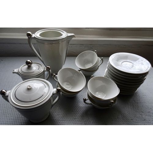 Eléments D'un Service À Café Ancien En Porcelaine Fine De Limoges 