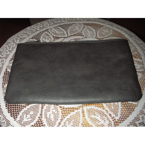 Pochette à main zippée en croute de cuir de marque Camaïeux, coloris gris, fantaisie noeud clouté strass noirs à l'avant, une poche principale, une pochette plaquée zippée intérieure, doublure intérie