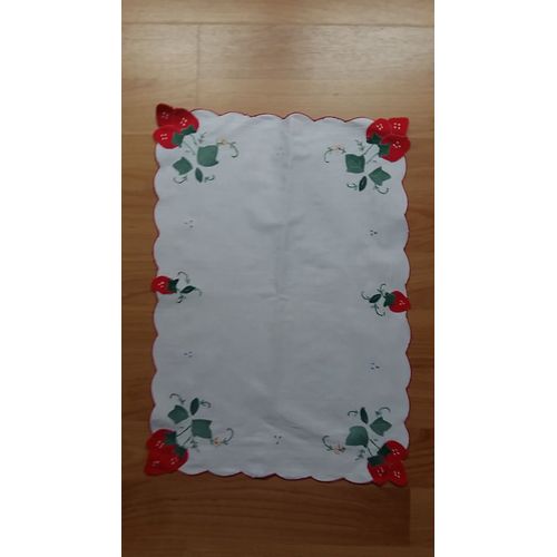 Napperon Blanc Festonné Fraises Rouges En Tissu Cousues