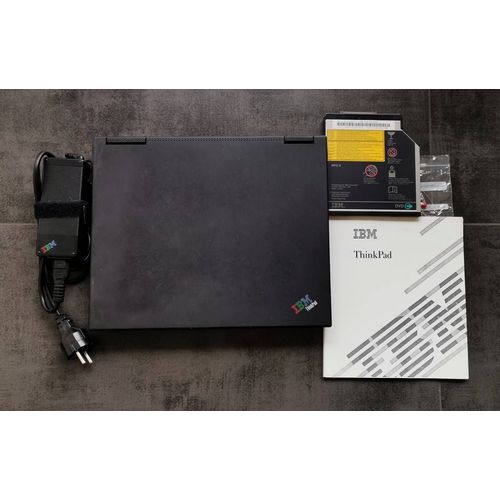 IBM ThinkPad T22 2647 - PIII 900 MHz - Win98 SE - 128 Mo RAM - 20 Go HDD - DVD - 14.1" 1024 x 768 - Savage/IX - noir