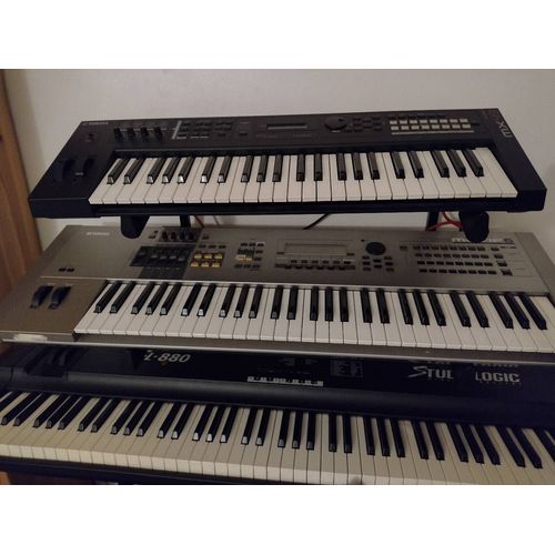 Vends Synthétiseurs En Très Bon État
