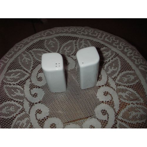 Duo Salière, Poivrière En Céramique Coloris Blanc, Dimensions: Hauteur 8,2 Cm, Largeur 3,5 Cm. 