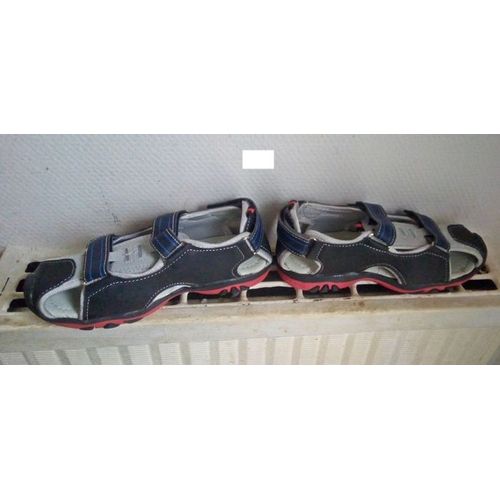 Sandales Football  Taille 36 ..