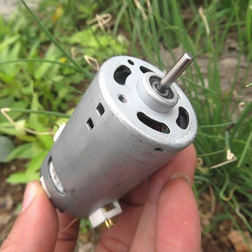 Moteur à balais de carbone 12V cc, avec ventilateur de refroidissement, roulements à billes avant et arrière, forte Compensation de couple élevé, 550