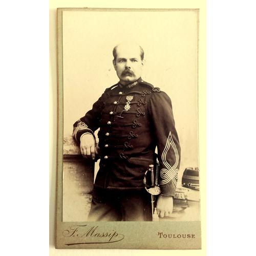 1896 : Photographie Cdv D'un Soldat Dégarni En Dolman Et Avec Épée Par F. Massip À Toulouse