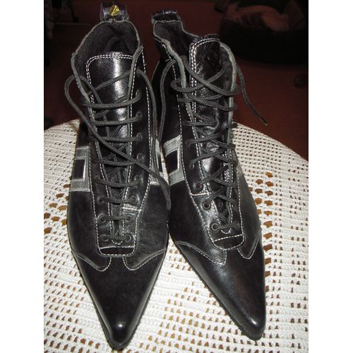 Bottines En Cuir À Lacets,De Marque André De Couleur Noir ,Fantaisie Bandes Argentées Sur Les Côtés . - 37