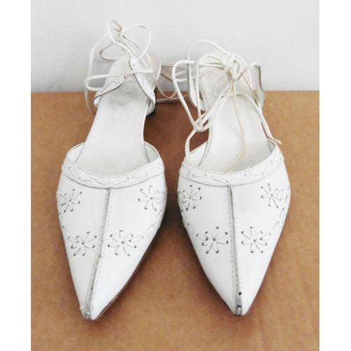Mules En Cuir Blanc À Lanières. Texto. Pointure 39