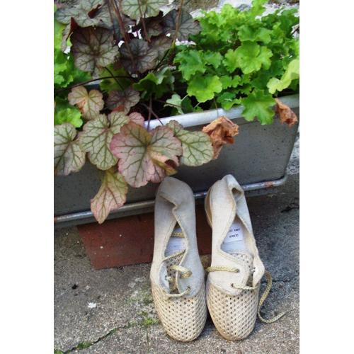 Chaussures Femme Lacées Vintage Neuves En Toile Semelles Élastomère.Couleur Écrue Et Crème Pointure 37 Hauteur Talons 4 Cm