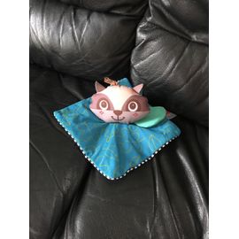 Doudou Plat Raton Laveur Tiny Love Bleu Avec Feuilles Verte