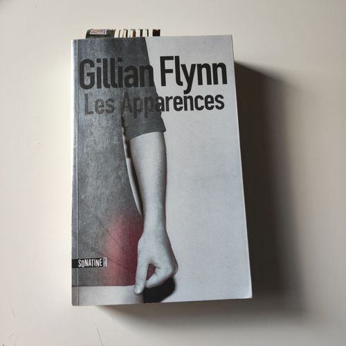 Livre "Les Apparences" Gillian Flynn - Thriller Et Amour - Grand Format
