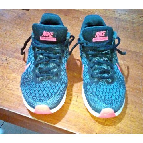 Baskets Noires Et Grises Air Max Taille 35.5  ..