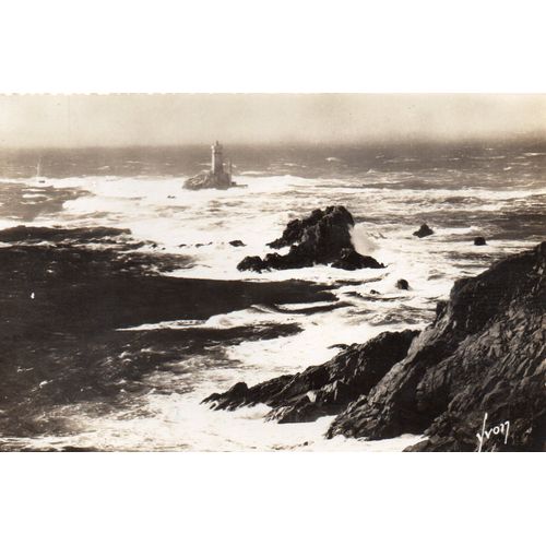 Carte Postale Noir Et Blanc - Dentelée -Theme Phare - L.B 444 - Pointe Du Raz - 29 - Finistere - Le Phare De La Vieille- Non Ecrite - Dentelee - Editions D'art Yvon