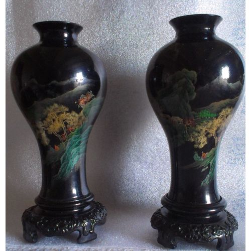 Deux Vases Chinois Anciens En Bois Peints À La Main
