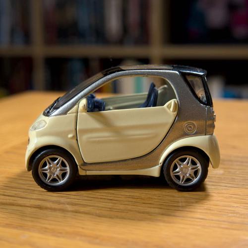 SMART City Coupé Gris ou Rouge au 1/18 de MAISTO voiture miniature de  collection