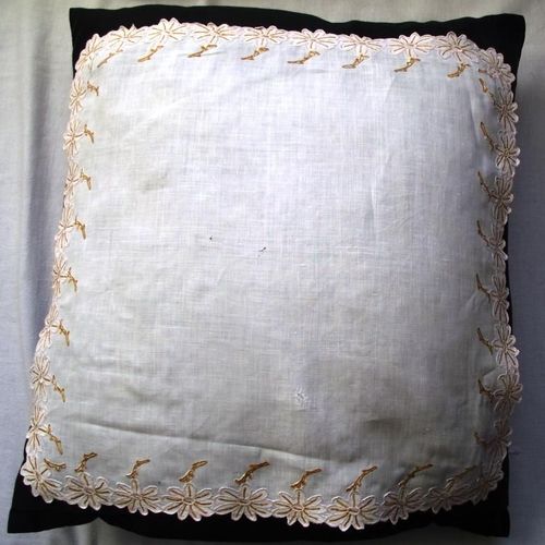 Coupon ( Mouchoir Ancien Pur Fil De Lin  Brodé Main ) Dimensions  35 Cm X 34 Cm