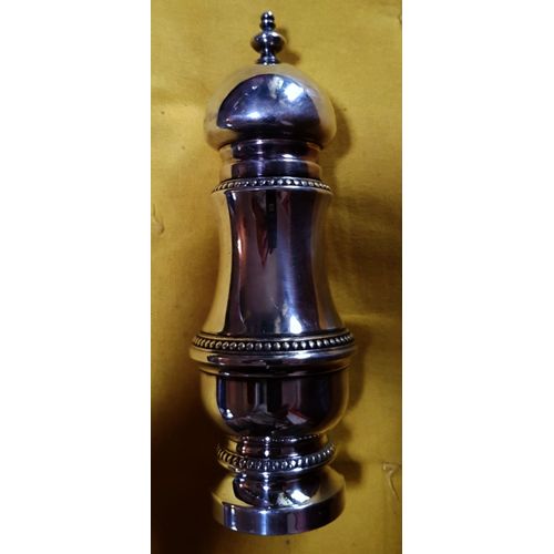 Superbe Moulin A Poivre En Aluminium Brillant.