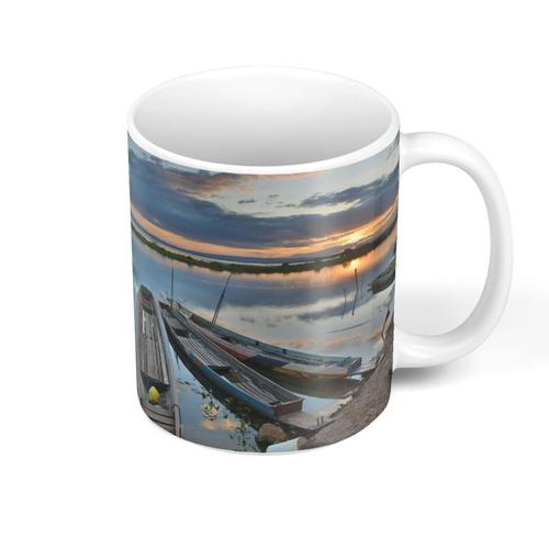 Mug Céramique Barque De Pêche Rives D'un Lac Devant Un Coucher De Soleil