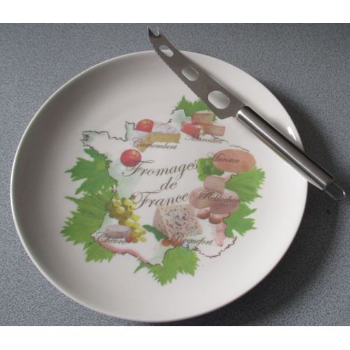Assiette/Plateau À Fromages - Faïence Lourde Ronde Et Creuse Diamètre 26.5cm - Décorée D'une Carte De France Des Fromages Dans Des Tons Doux - Avec Couteau En Métal Argenté - Marqués Movitex