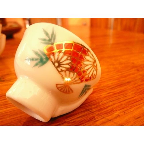 Tasse À Saké En Porcelaine Japonaise Ornée D'un Éventail.Avec Bec Siffleur.