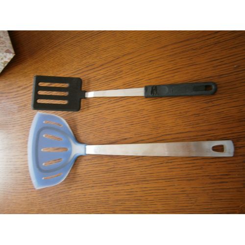 Spatule Pelle Mastrad Bleue Ou Noire Marque Stainless