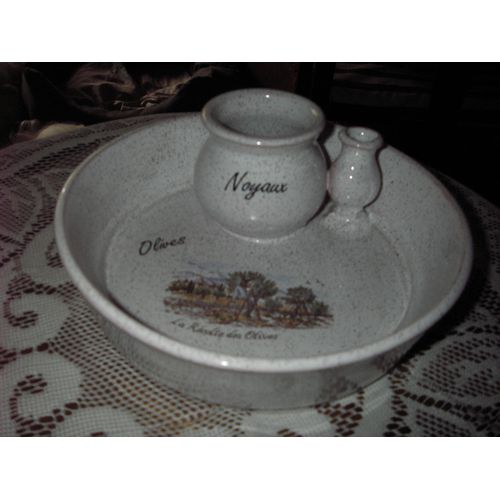Assiette Creuse À Olives En Céramique De Marque Vallaunis ,De Couleur Blanc Piqueté Noir ,1 Récolteur De Noyaux ,1 Support Pics Cellés Au Creux De L'assiette ,Dessin De La Cueillette Peint À La Main .