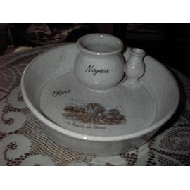 Assiette Creuse À Olives En Céramique De Marque Vallaunis ,De Couleur Blanc Piqueté Noir ,1 Récolteur De Noyaux ,1 Support Pics Cellés Au Creux De L'assiette ,Dessin De La Cueillette Peint À La Main .