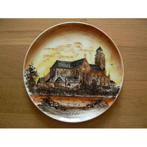 Eglise De Vallet (Loire-Atlantique). Assiette Décorative En Céramique