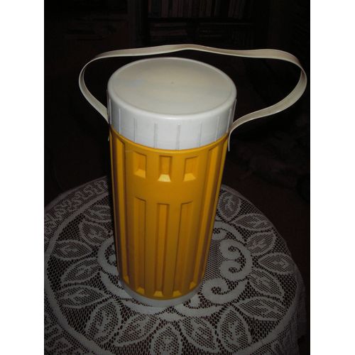 Thermos De Voyage ,Contenance 1000 Ml ( 1 Litre ),En Pvc Résistant Fantaisie Reliefs De Couleur Jaune ,Couvercle Et Fond Blanc Cassé ,Hanse En Caoutchouc ,Dimensions :Hauteur 26 Cm ,Diamètre 11 Cm ."
