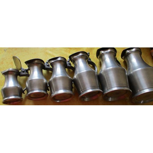 Lot 6 Mesures Pichets Avec Clapets En Étain Saumurois 95% Motifs Glands Sur Le Fermoir -