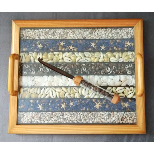 Plateau A Fromages Avec Son Couteau. Decor Coquillages