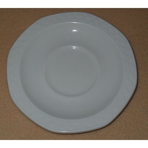 Soucoupe En Porcelaine Blanche. Décor En Relief. 12 Cm