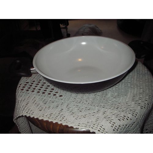 Maxi Sauteuse En Acier Carbone Avec Revêtement Intérieur Céramique Antiadhésif Perforfmant ,De Couleur Noire ,Diamètre 25 Cm ,Hauteur 7 Cm ,Double Poignées En Résine Synthétique Noires .
