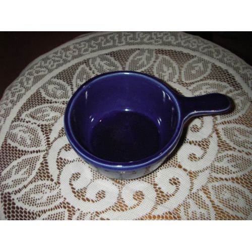 Ramequin À Manche En Céramique De Couleur: Bleu Nuit ,Dimensions : Diamètre 11 Cm ,Hauteur 6 Cm ,Largeur Totale 16,5 Cm .