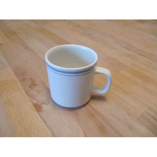 Tasse Blanche Avec Une Bande Bleue