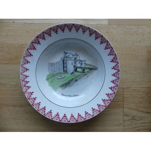 Assiette Décorative En Céramique. Hb Et Cie Terre De Fer. Entrée Du Château De Nantes